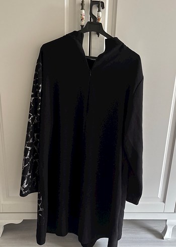 Siyah Dökümlü Tesettür Tunik - Görsel 2