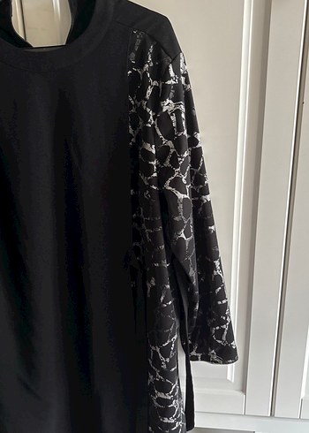 Siyah Dökümlü Tesettür Tunik - Görsel 3