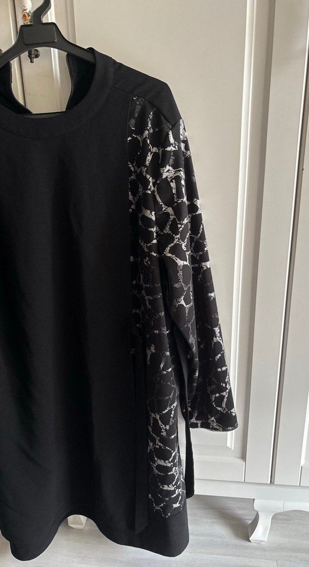 Siyah Dökümlü Tesettür Tunik - Görsel 3