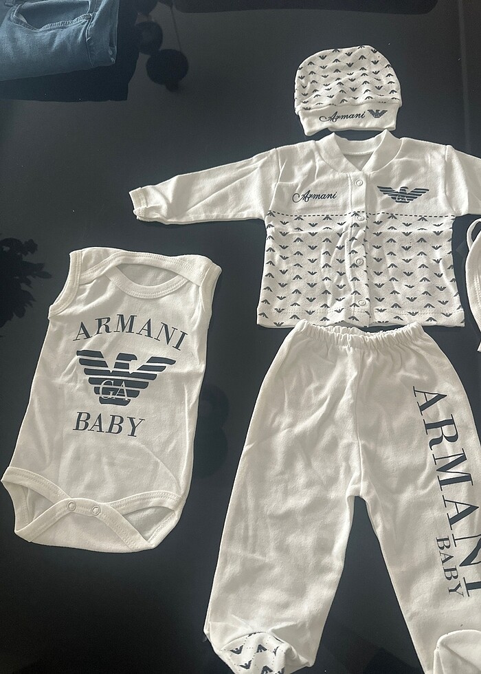 Armani desen hastane çıkışı - Görsel 2