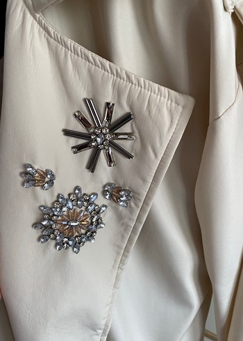 Beyaz Nakışlı Trençkot - Görsel 2