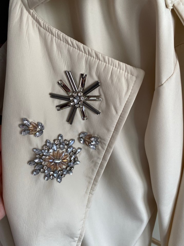 Beyaz Nakışlı Trençkot - Görsel 2