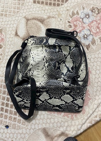Gri Yılan Derisi Desenli Deri Sırt Çantası - Görsel 2