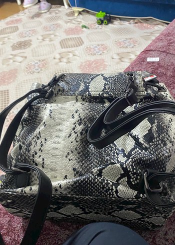 Gri Yılan Derisi Desenli Deri Sırt Çantası - Görsel 5