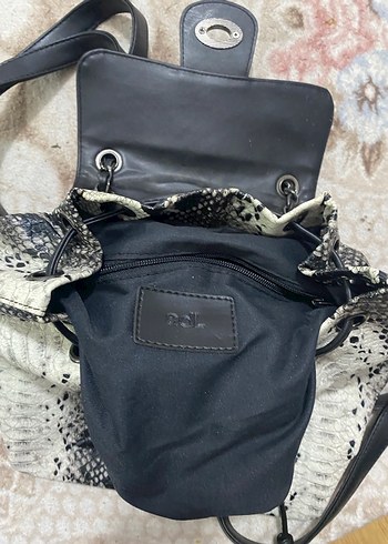 Gri Yılan Derisi Desenli Deri Sırt Çantası - Görsel 3