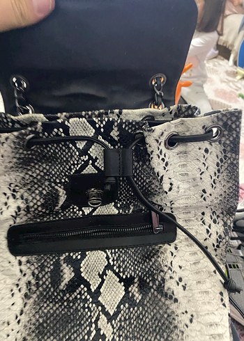 Gri Yılan Derisi Desenli Deri Sırt Çantası - Görsel 7