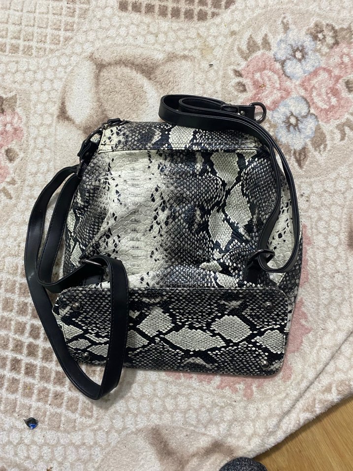 Gri Yılan Derisi Desenli Deri Sırt Çantası - Görsel 2
