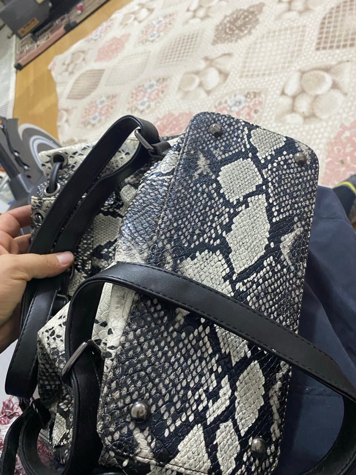 Gri Yılan Derisi Desenli Deri Sırt Çantası - Görsel 4