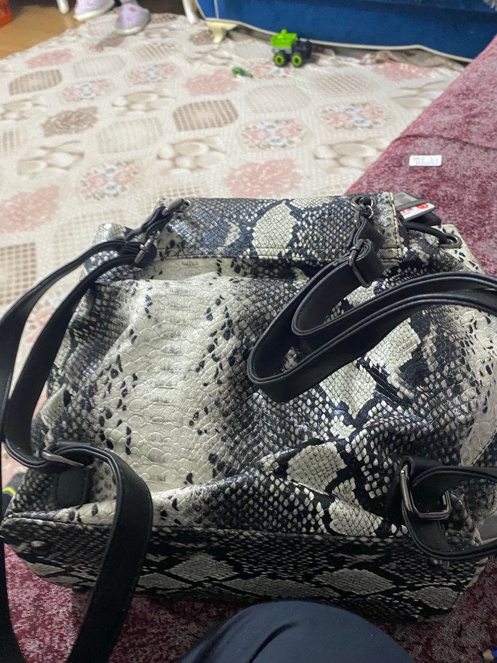 Gri Yılan Derisi Desenli Deri Sırt Çantası - Görsel 5