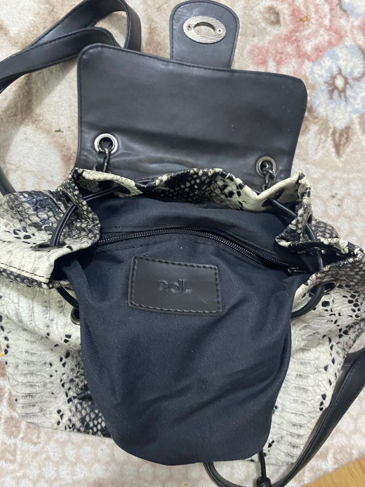 Gri Yılan Derisi Desenli Deri Sırt Çantası - Görsel 3