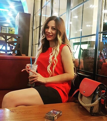 Kırmızı elbise