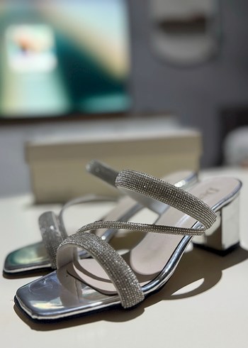 Gri Yılan Desenli Metal Topuklu Abiye Ayakkabı - Görsel 3