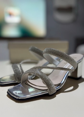 Gri Yılan Desenli Metal Topuklu Abiye Ayakkabı - Görsel 2