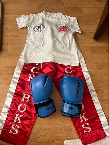 Kicboks kıyafeti ve eldiveni 5 ve 6 yaş için uygun