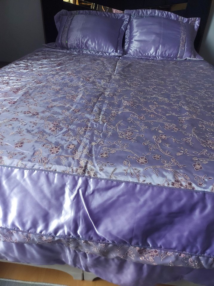İşlemeli Parlak Mor Yatak Örtüsü - Görsel 2