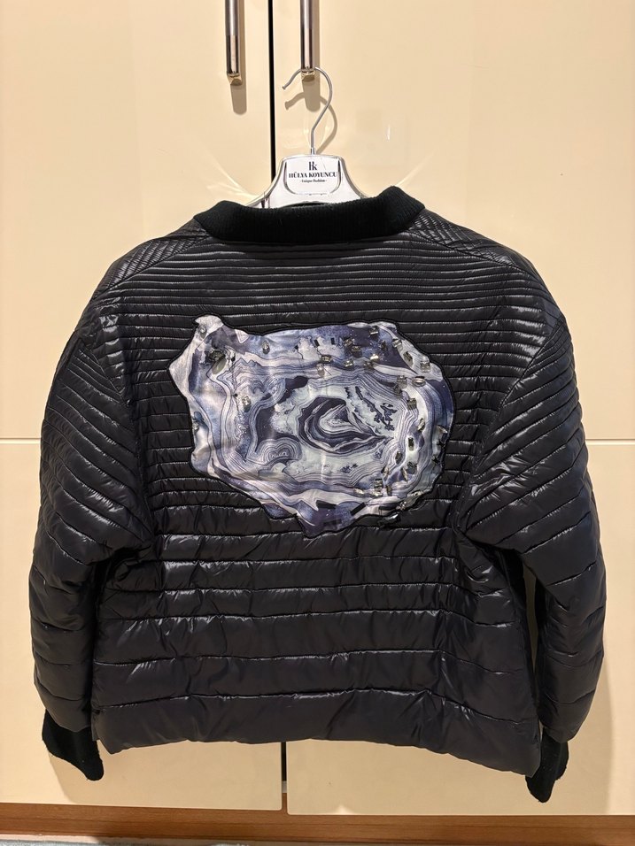 Düğmeli Siyah Kadın Arkası Desenli Ceket - Görsel 3