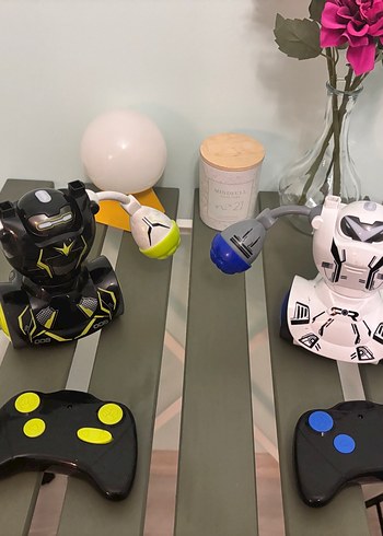 Beyaz ve Siyah Robot Aksiyon Figürleri
