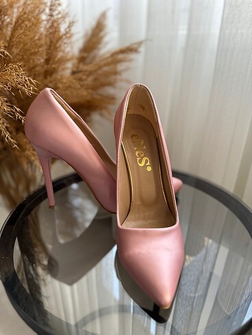 Pembe stiletto