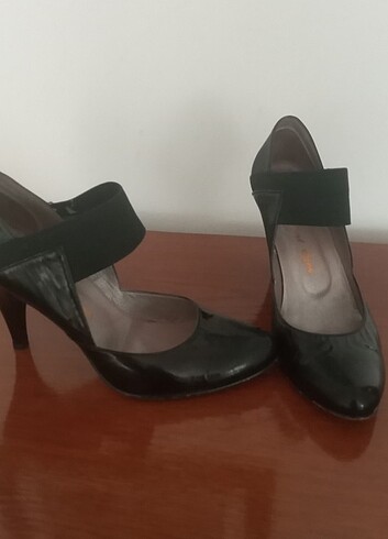 Siyah parlak ayakkabı