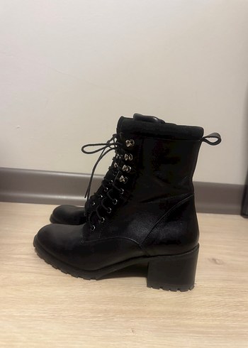 Siyah Deri Bağcıklı Topuklu Goth Kadın Bot - Görsel 4