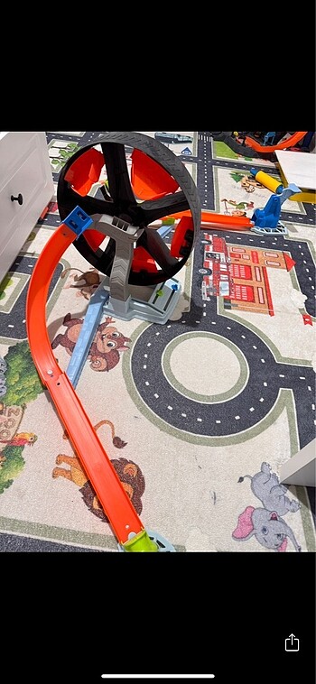 Hot wheels dönen tekerlek yarış macerası