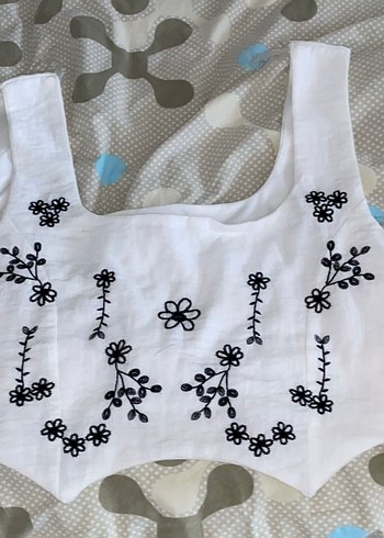 Nakışlı Beyaz crop