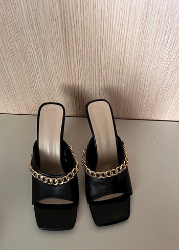 Diğer Zincir Detaylı Siyah Stiletto Kadın Topuklu