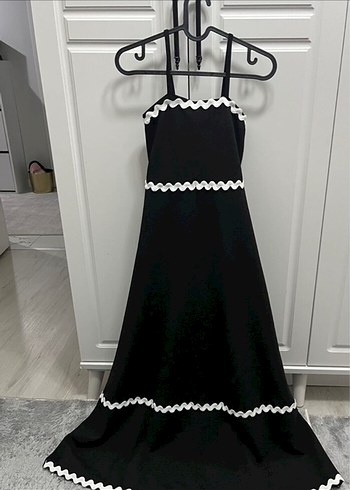 Siyah Nakışlı Uzun Askılı Elbise - Görsel 2