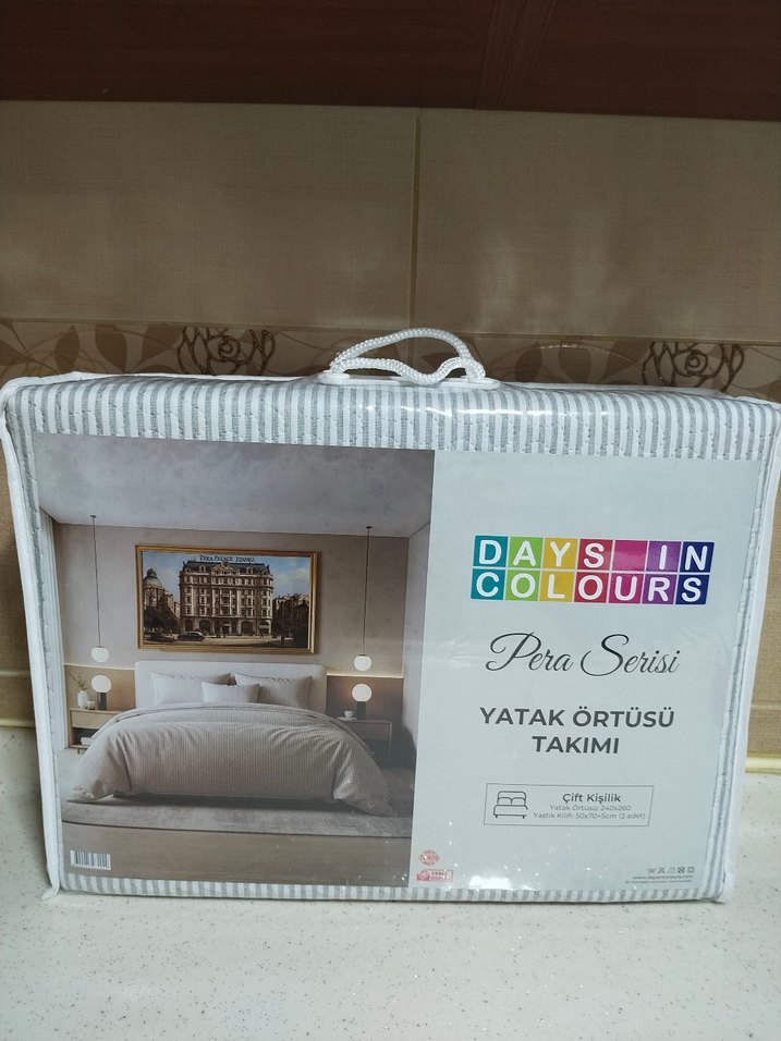 Gri çizgili kapitoneli yatak örtüsü ve 2 adet yastık kılıfı - Görsel 2