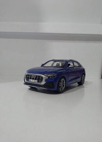Bburago Audi sq8 1/32