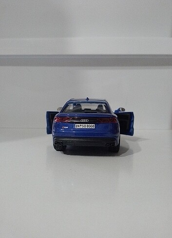  Beden Bburago Audi sq8 1/32