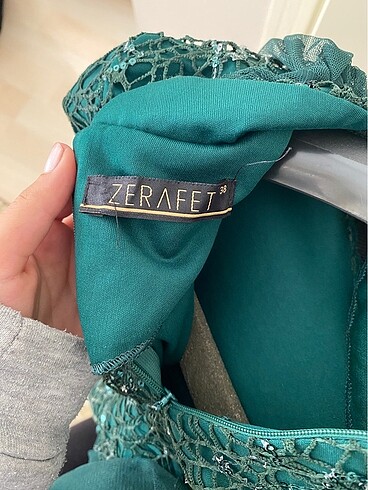 Zümrüt yeşili tesettür abiye - Görsel 4