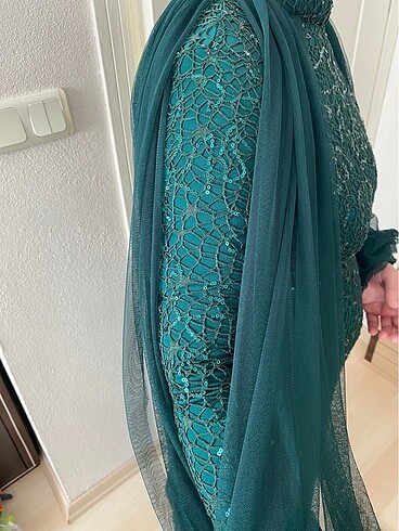 Zümrüt yeşili tesettür abiye - Görsel 5
