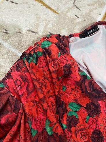 kırmızı güllü elbise - Görsel 3