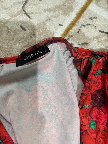kırmızı güllü elbise - Görsel 4