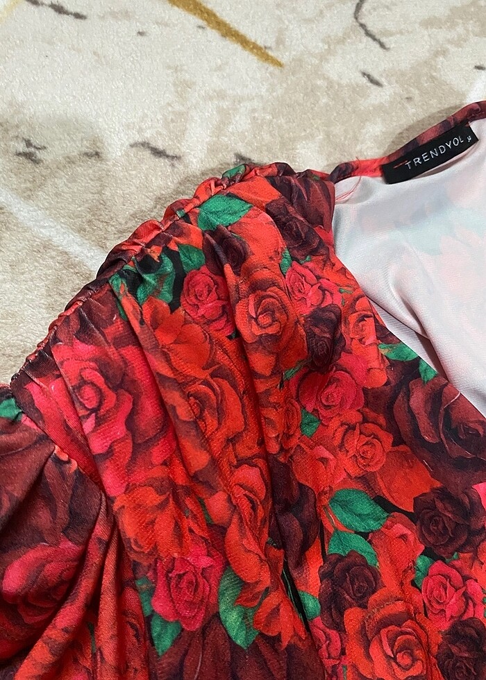 kırmızı güllü elbise - Görsel 3