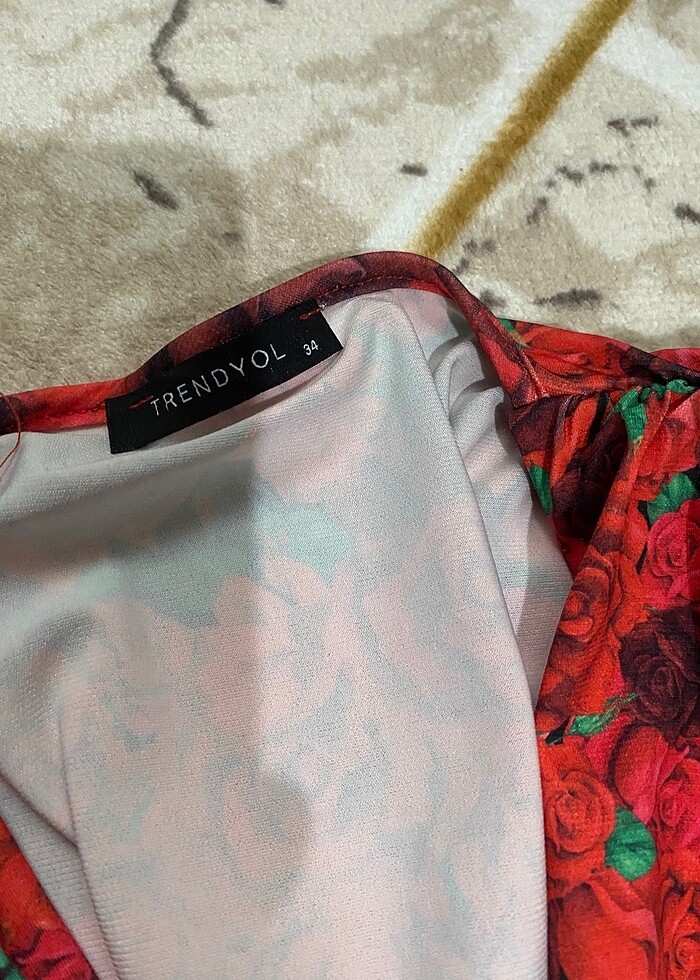 kırmızı güllü elbise - Görsel 4