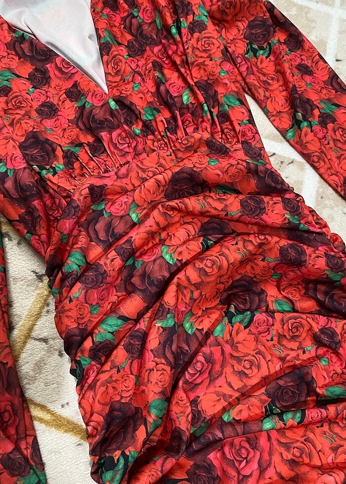 kırmızı güllü elbise - Görsel 2