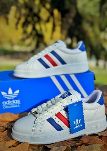 Mağaza satışıdır. Adidas Unisex spor ayakkabı