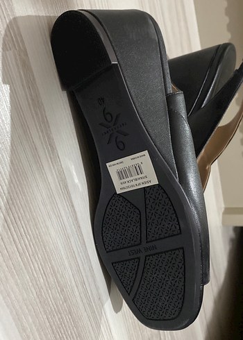 Nine West Siyah Tokalı Dolgu Topuk Kadın Sandalet