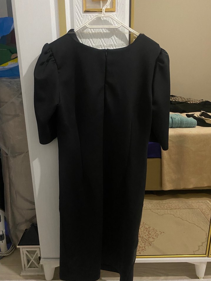 V Yaka Kısa Kollu Siyah Midi Elbise - Görsel 3