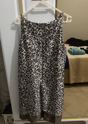 Zincir Detaylı Leopar Desenli Uzun Elbise - Görsel 4