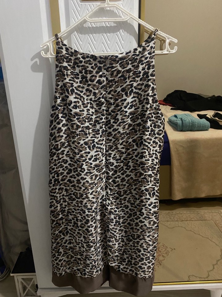 Zincir Detaylı Leopar Desenli Uzun Elbise - Görsel 4