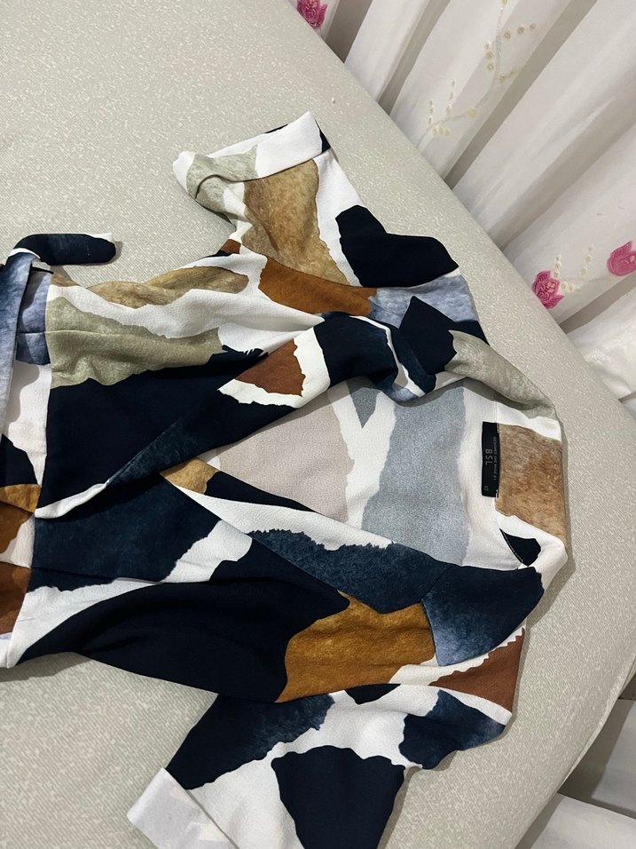 v yakalı desenli mini tulum - Görsel 3