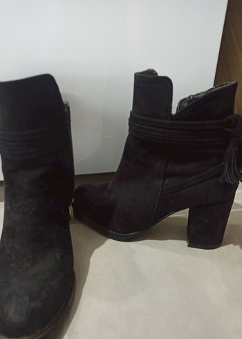 Siyah Süet Püsküllü Blok Topuklu Bot - Görsel 3