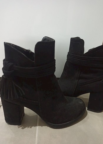 Siyah Süet Püsküllü Blok Topuklu Bot - Görsel 4