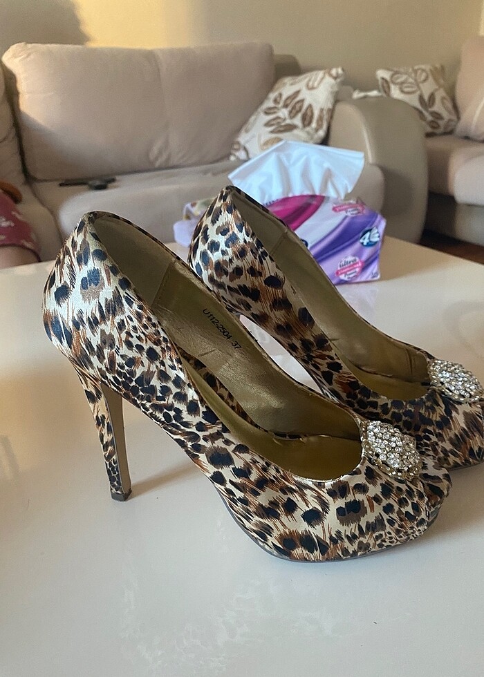 Bir ayakkabı butiğinden alınmıştır - Görsel 2