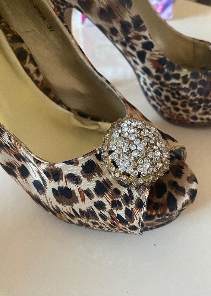 Bir ayakkabı butiğinden alınmıştır - Görsel 4