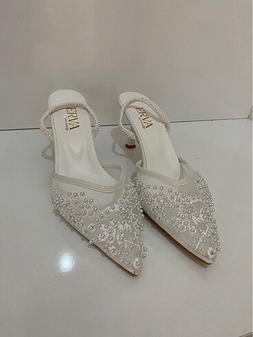 Beyaz inci detay stiletto