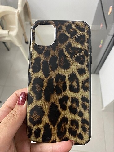 Leopar ve beyaz telefon kılıfı